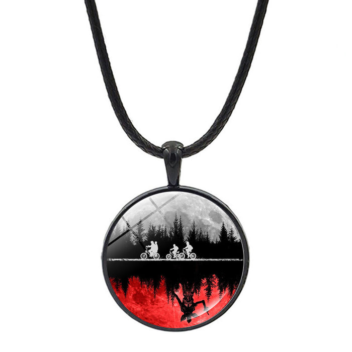 Wholesale Film themed fashionable round iron alloy pendant necklace