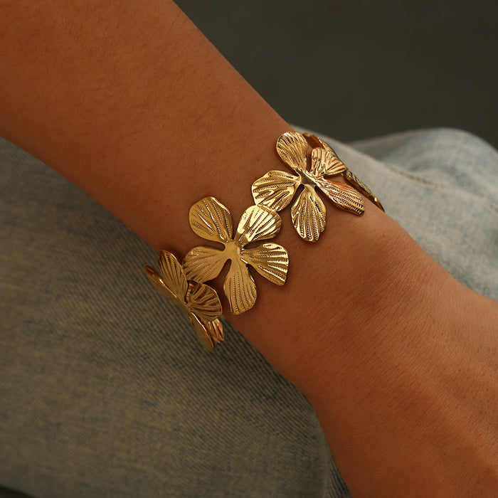 Wholesale Fashionable and personalized gold stainless steel flower bracelet, high-end petal opening bracelet wholesale