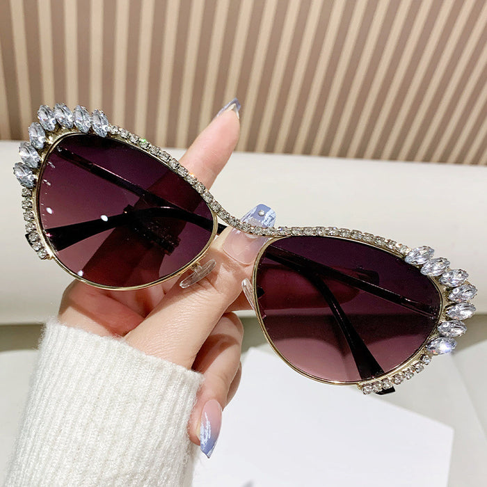 Wholesale Metal studded diamond cat eye sunglasses, fashionable sunglasses
