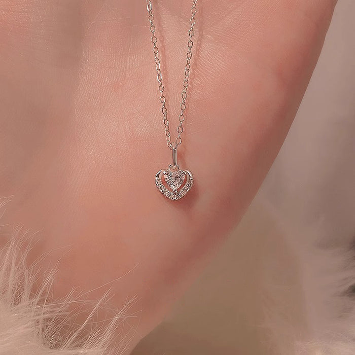 Wholesale Love necklace for women, light luxury, fashionable, versatile, heart-shaped collarbone chain, niche, simple design, commuting necklace