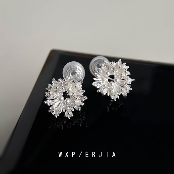 Wholesale Micro inlaid zircon earrings with a cool design feel, ear clips without holes, high-end feel, niche