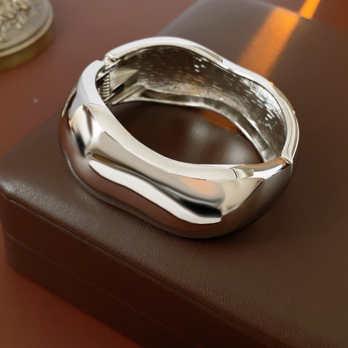 Wholesale Metal bracelet temperament light luxury high sense bracelet niche personality exaggerated jewelry women