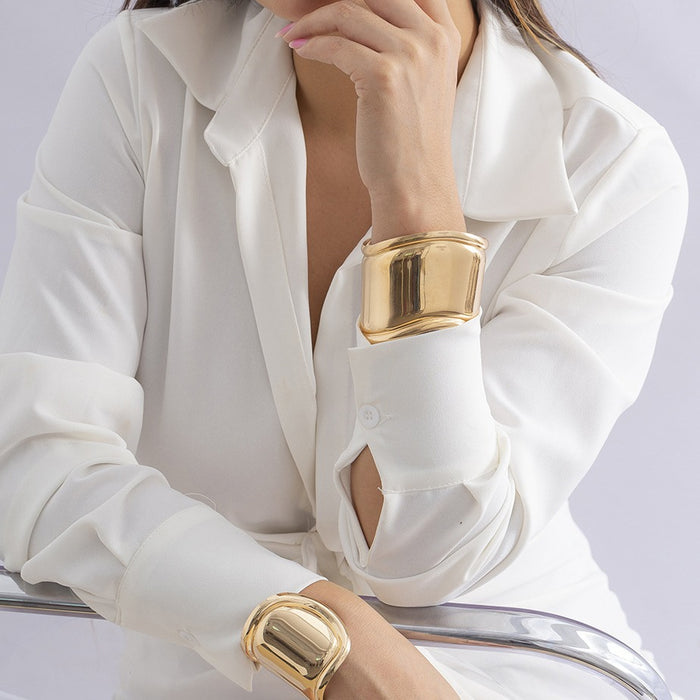 Wholesale Jewelry with a simple and high-end feel, open smooth bracelet, niche retro hollow leaf bracelet