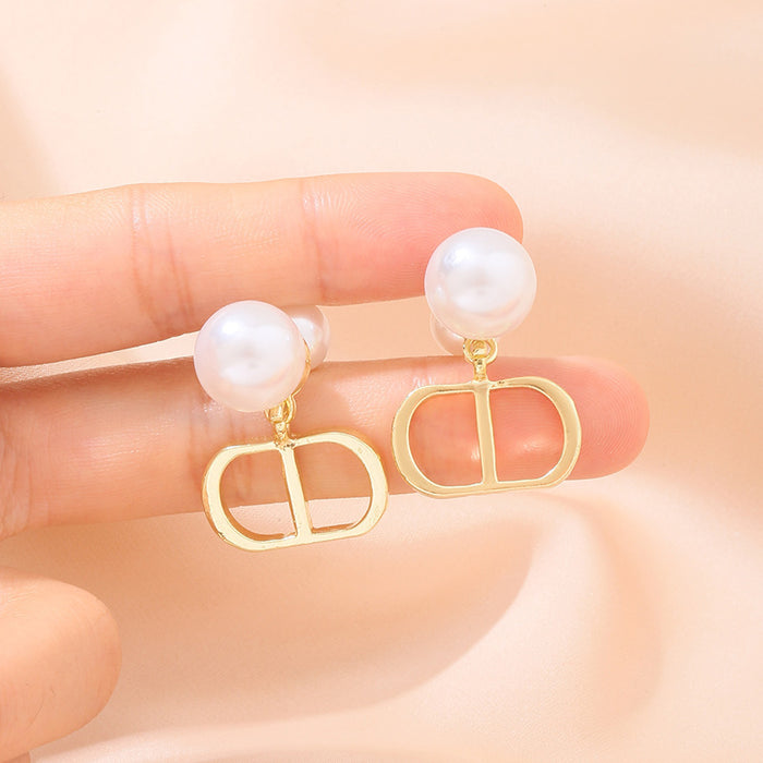 Wholesale CD letter pearl earrings for women, niche, high-end, light luxury, fashionable, personalized earrings, niche, retro ear accessories