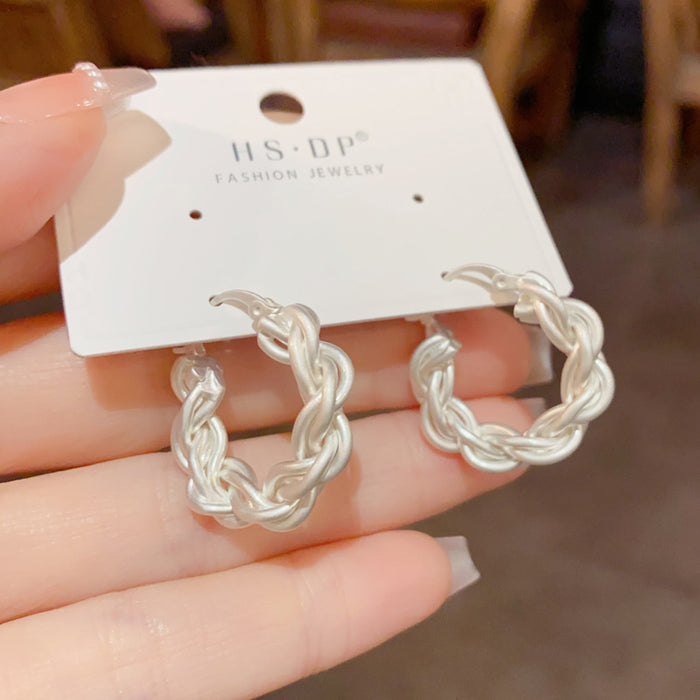 Wholesale Metal ear buckles, stylish, simple, personalized, versatile earrings with earrings