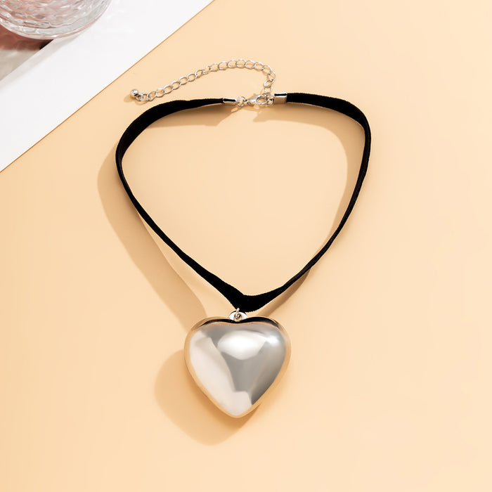 Wholesale Minimalist jewelry chain, heart-shaped collarbone chain, niche heart-shaped necklace