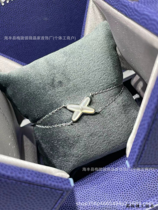 Wholesale Natural white pendant necklace with gold-plated locking chain