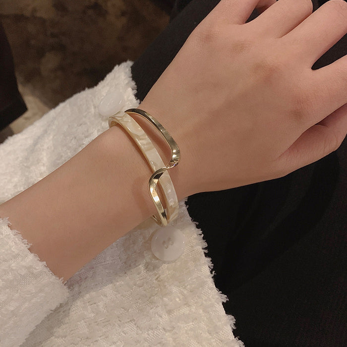 Wholesale White shell board double-layer geometric opening bracelet, fashionable and versatile bracelet, light luxury