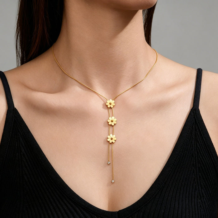 Wholesale 2pcs A delicate and beautiful summer-themed chrysanthemum-patterned titanium steel necklace