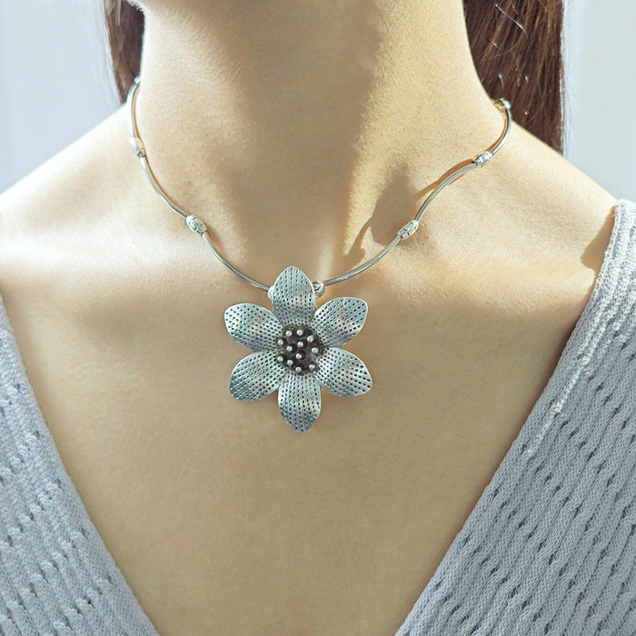 Wholesale Alloy Silver Five-petal Flower Pendant Necklace JDC-NE-QingH009