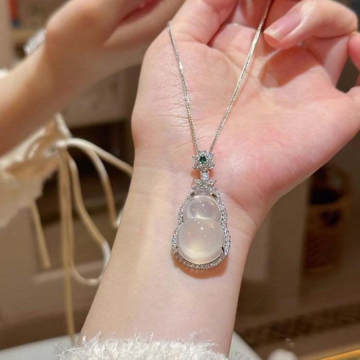 Wholesale Pendant necklace, high-end sweater chain, light luxury collarbone chain accessory