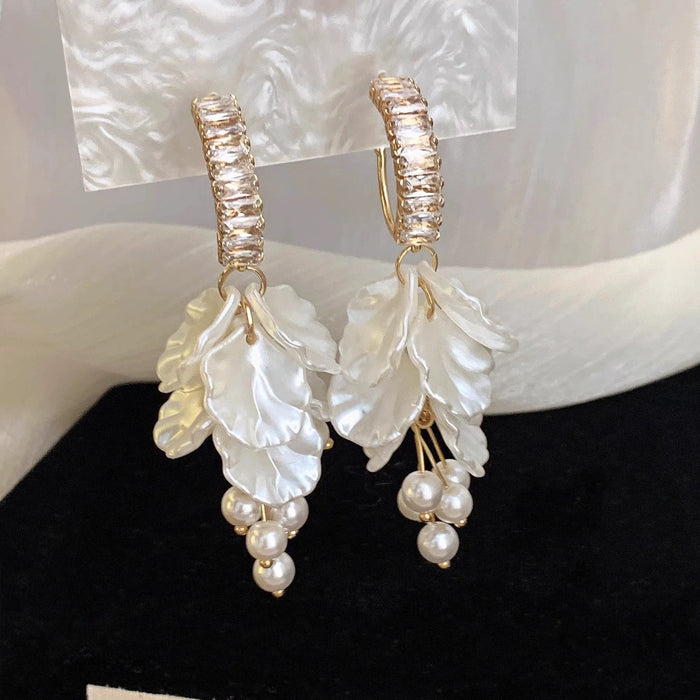 Wholesale White Petal Pearl Earrings Pearl White