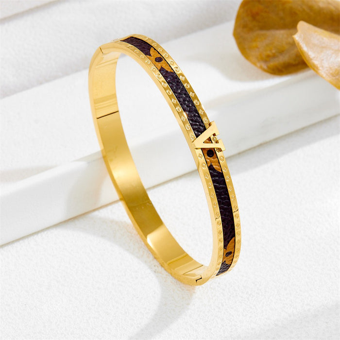 Wholesale Three-flower bracelet made of titanium steel and stainless steel