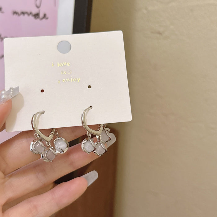 Wholesale Elegant design sense, high-end earrings, cool style, light luxury ear buckle