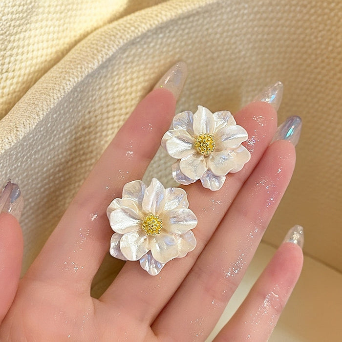 Wholesale Camellia earrings, light luxury temperament, versatile earrings, silver needles, fashionable earrings