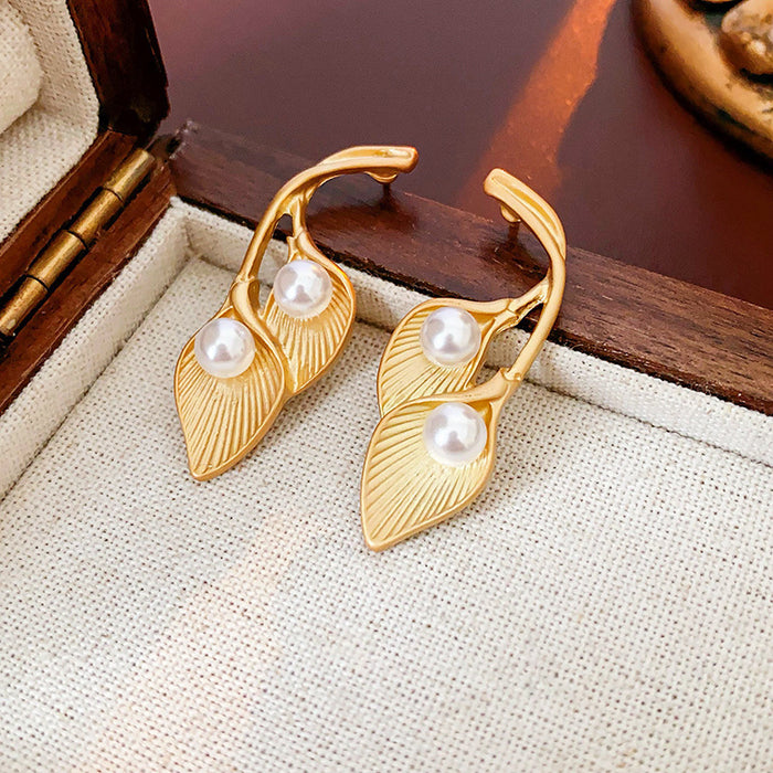 Wholesale Silver needle zircon round artificial pearl earrings high-end luxury retro earrings unique French design earrings