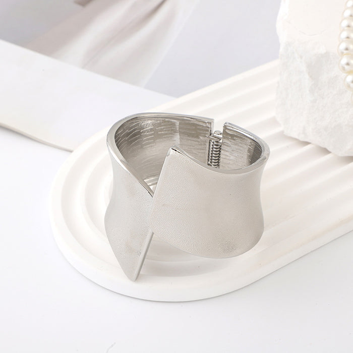 Wholesale Wholesale of wide face jewelry bracelets, personalized accessories, exaggerated symmetrical electroplated bracelets, open alloy bracelets