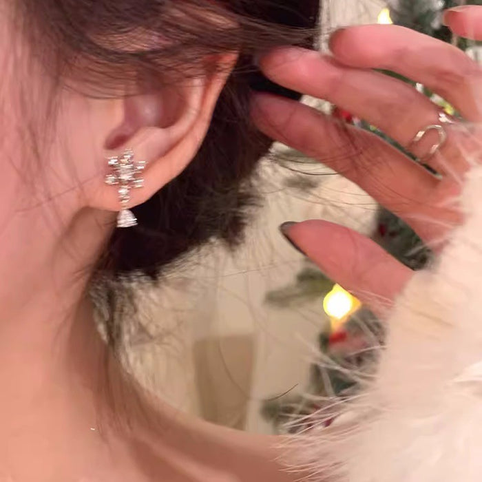 Wholesale Exquisite and gentle sparkling zirconia snowflake earrings