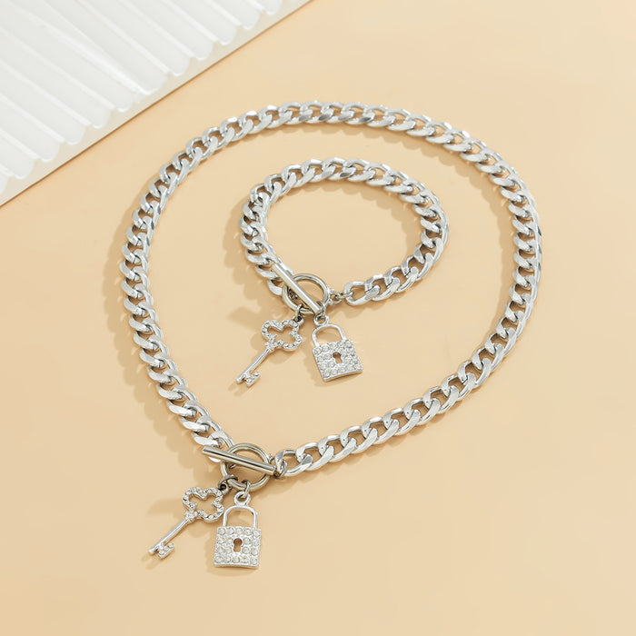 Wholesale Metal heart necklace, fashionable diamond studded lock pendant, collarbone chain