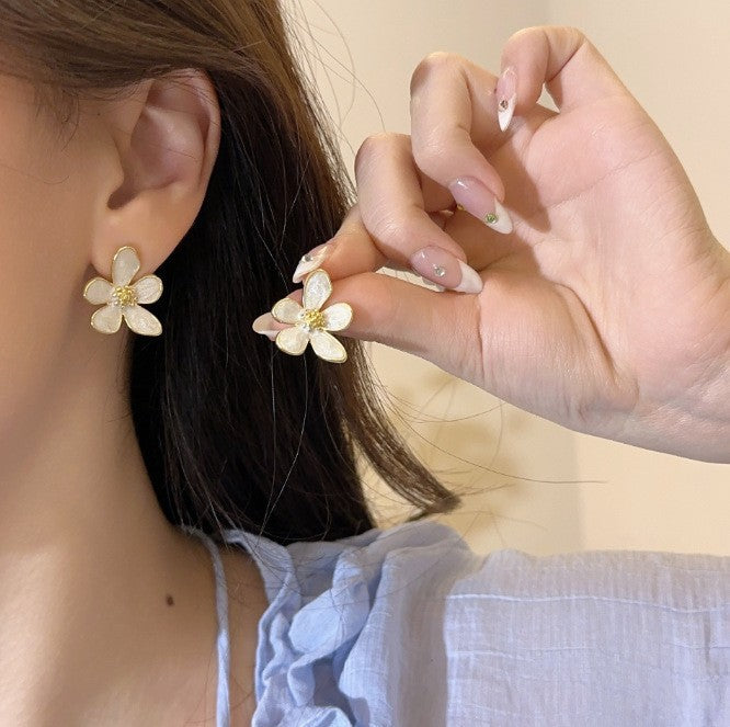 Wholesale Minimalist white glazed flower earrings, niche fashion, exquisite atmosphere, quality, versatile, wholesale of ear accessories