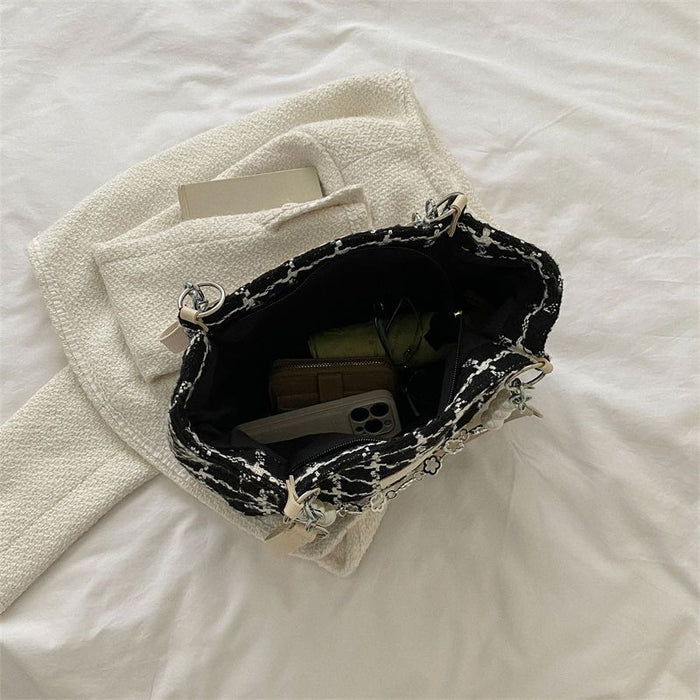 Wholesale Large capacity contrasting color simple exquisite letter fashionable pearl chain commuting versatile shoulder tote bag