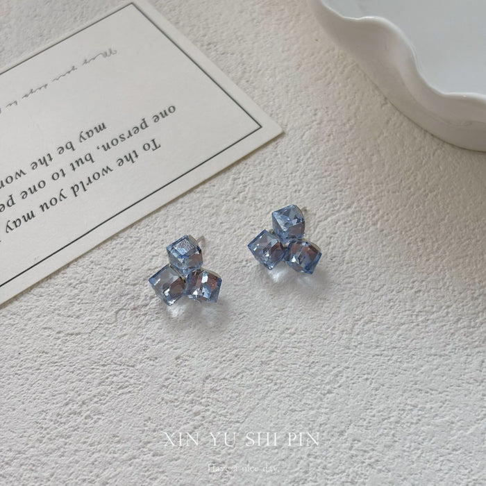 Wholesale Splicing earrings are simple, compact, lightweight, luxurious, with a gentle and stylish design. They are niche earrings