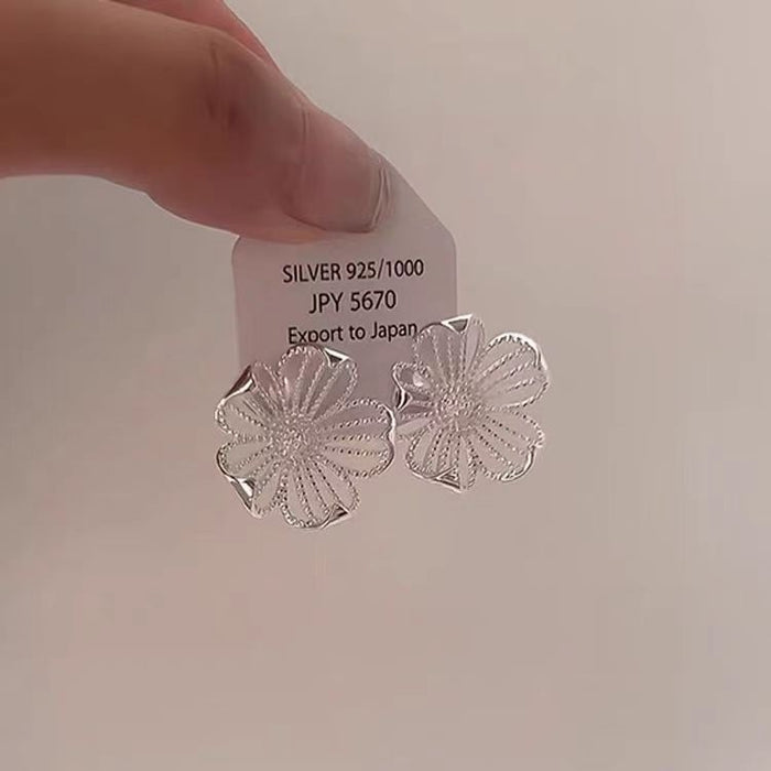 Wholesale Silver needle hollowed out silver flower earrings, new exquisite, light luxury, simple and versatile earrings