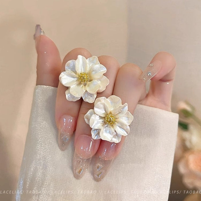 Wholesale High-end camellia earrings, feminine, luxurious, versatile and niche design earrings