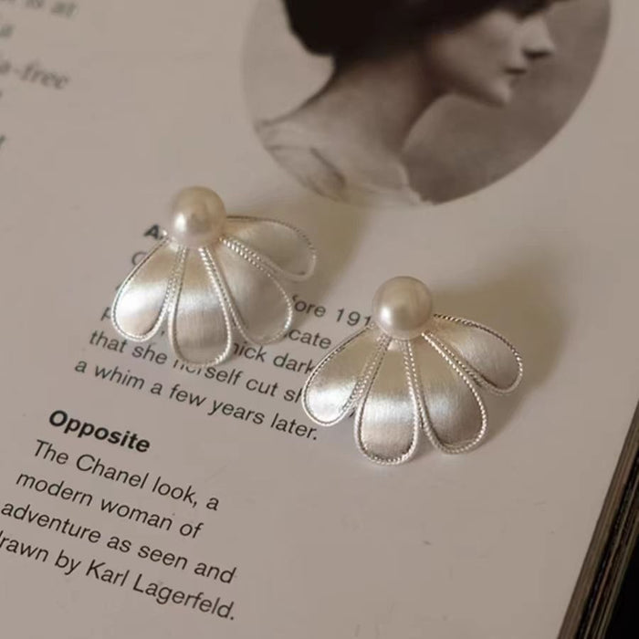 Wholesale Petal pearl earrings have a unique and niche temperament