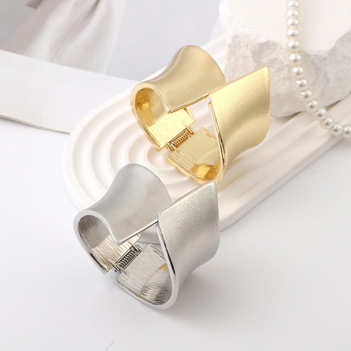 Wholesale Wholesale of wide face jewelry bracelets, personalized accessories, exaggerated symmetrical electroplated bracelets, open alloy bracelets