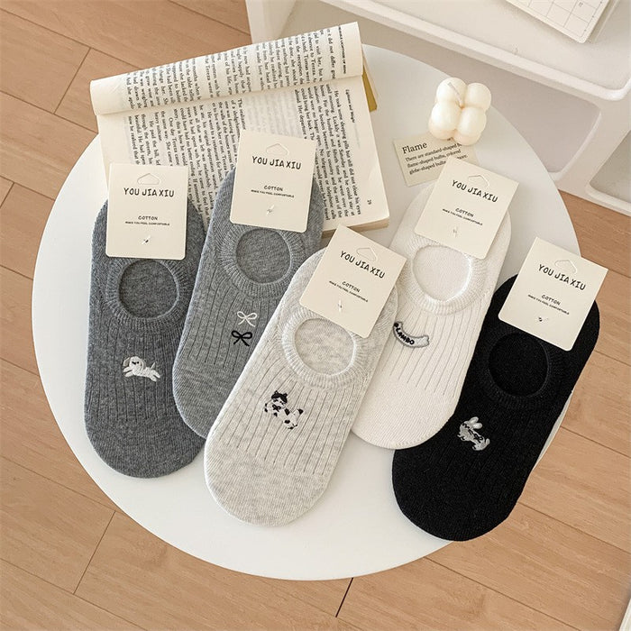 Wholesale Ship socks with anti slip and cotton heel, women's shallow mouth socks, gray cartoon embroidery, invisible