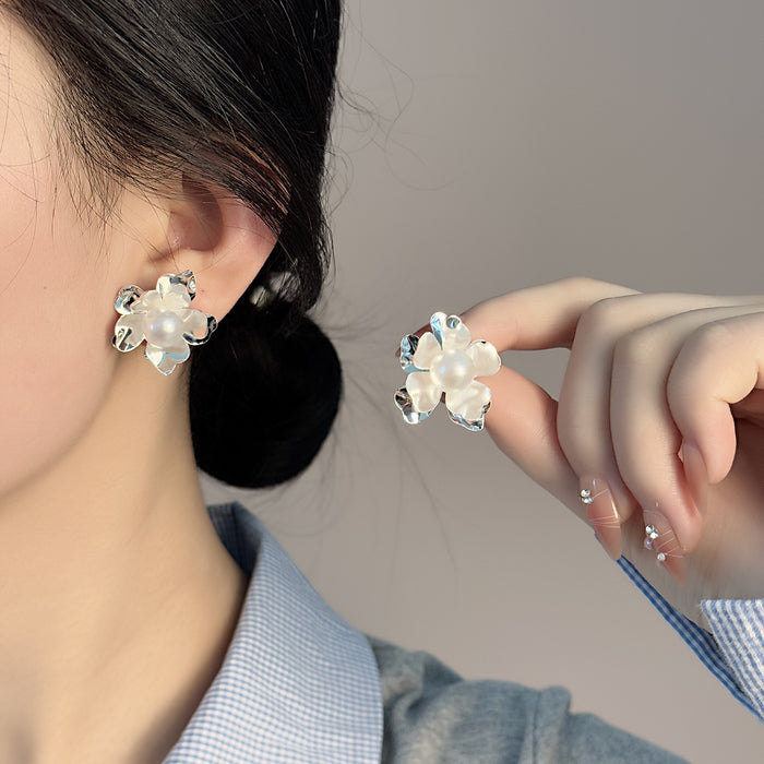 Wholesale Personalized and niche pearl flower earrings with a stylish and versatile design