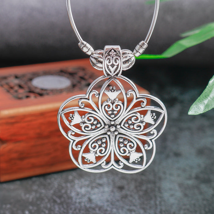 Wholesale Creative hollowed-out flower pendant necklace