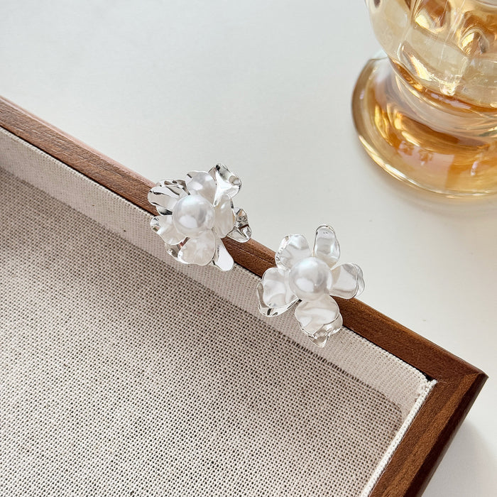 Wholesale Personalized and niche pearl flower earrings with a stylish and versatile design