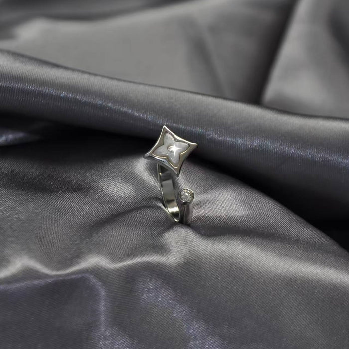 Wholesale Sharp flower round cake ring, light luxury mother of pearl plated 18K gold four leaf clover ring