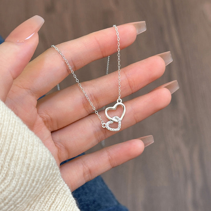 Wholesale Interlocking heart-shaped necklace with a light luxury and versatile design, exuding a high-end feel. Heart shaped collarbone chain pendant