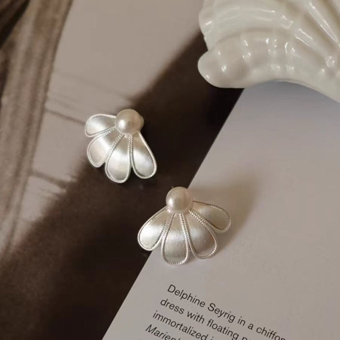 Wholesale Petal pearl earrings have a unique and niche temperament