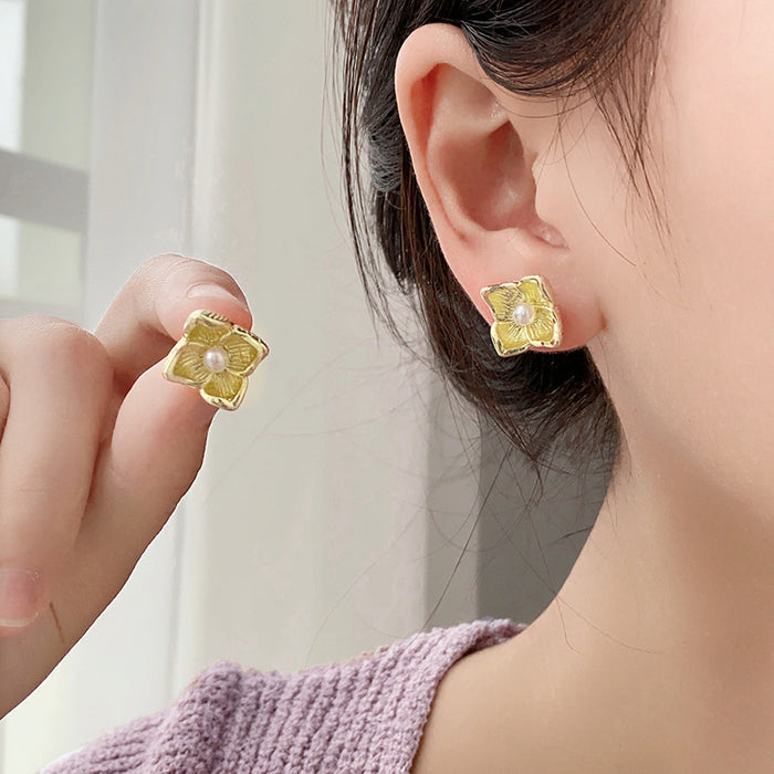 Wholesale Silver Needle Simple Flower Pearl Earrings Fashionable New Small Earrings Versatile Commuter Earrings