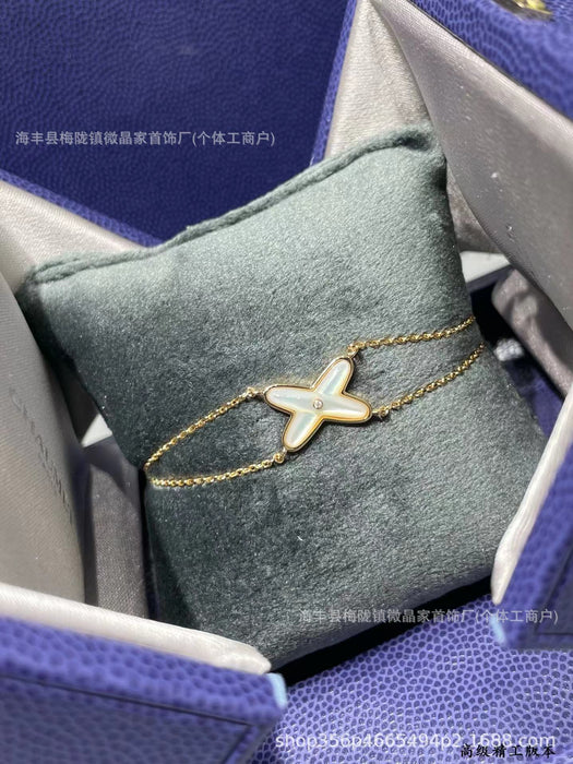 Wholesale Natural white pendant necklace with gold-plated locking chain