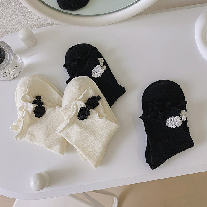 Wholesale Mid length socks with retro style design and personality