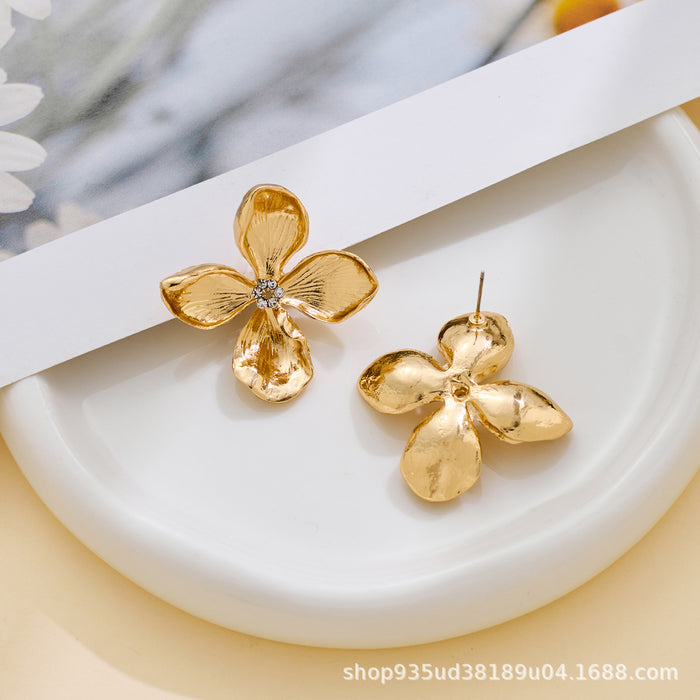 Wholesale Vintage pleated flower earrings set with diamonds, simple and elegant metal earrings