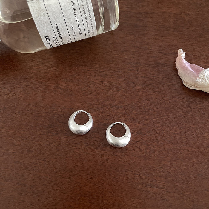 Wholesale Silver needle plain ring earrings for women, niche, high-end, cold and cool style earrings, fashionable and versatile autumn and winter ear buckles