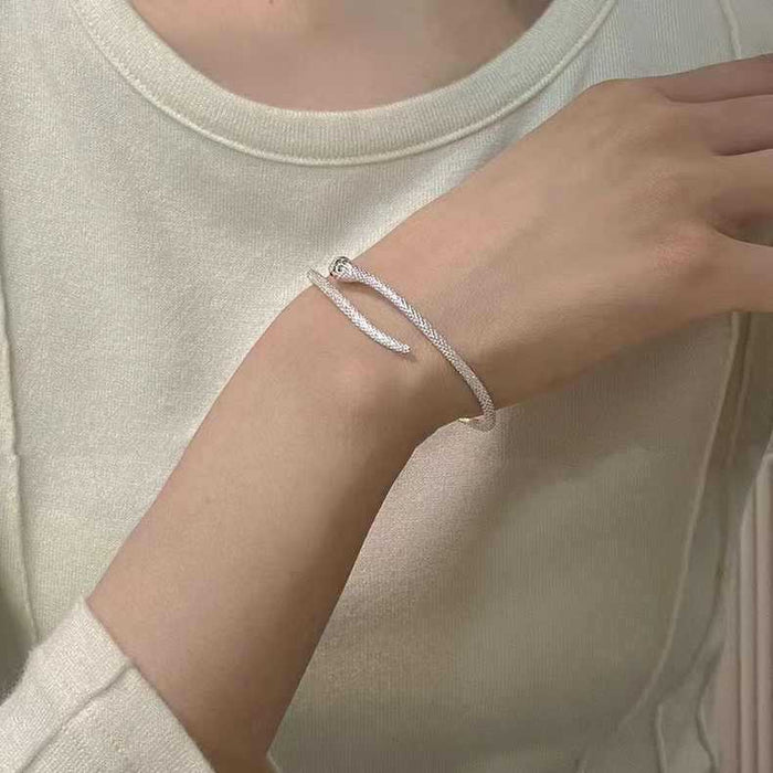 Wholesale Bracelet with a light luxury and niche design, delicate and cool style for women, adjustable personality and high-end feel