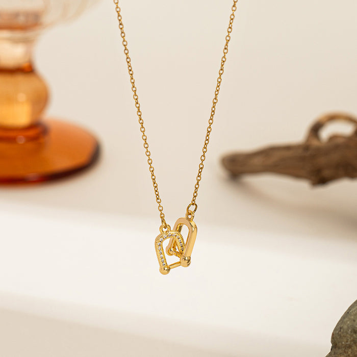 Wholesale Titanium steel jewelry, stainless steel micro inlaid horseshoe buckle necklace, double ring interlocking high-end accessory