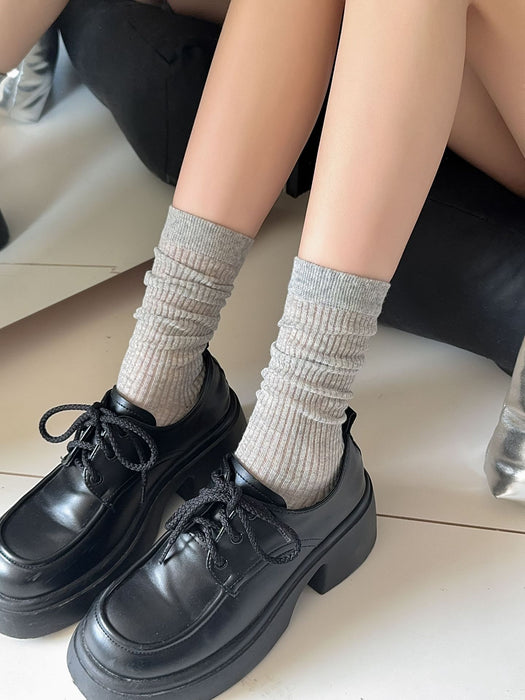 Wholesale Boneless vertical black and white mid tube socks, anti pilling and breathable