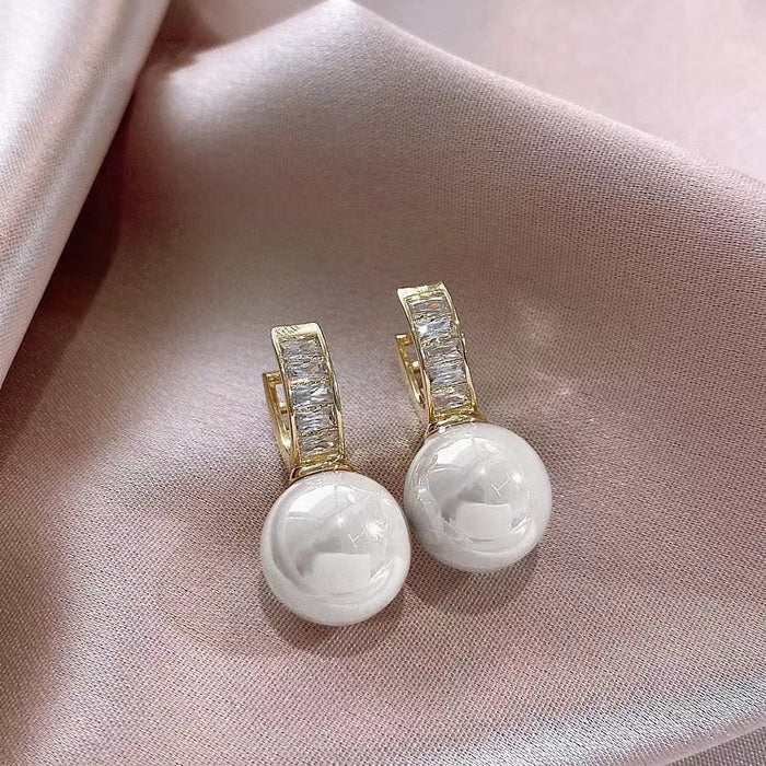 Wholesale New high-end earrings with copper buckle material, light luxury and simple design, earrings with pearl temperament