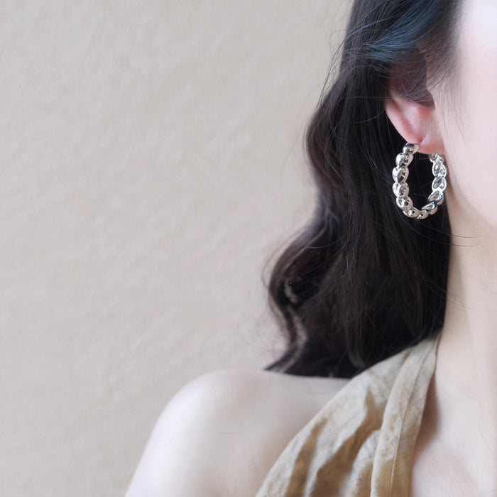 Wholesale High end minimalist heart-shaped earrings for women, retro personality, sweet peach heart earrings, ear loops, and ear buckles