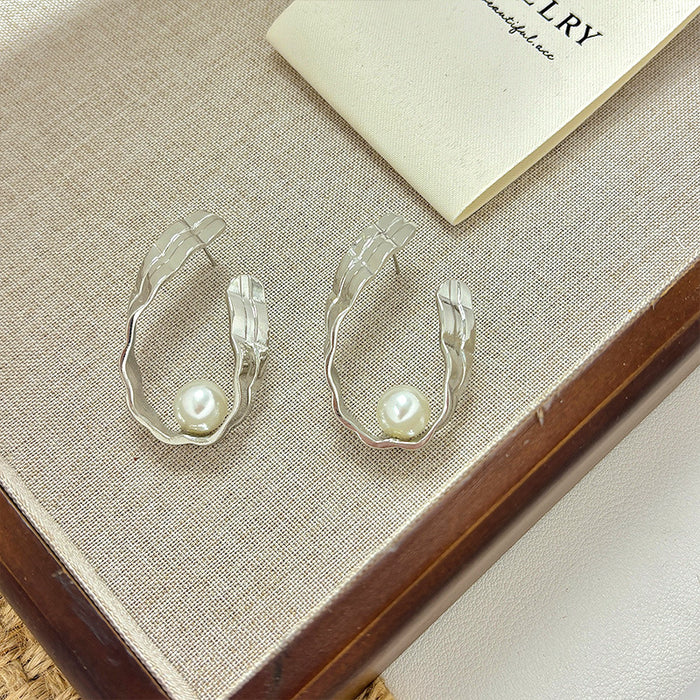 Wholesale Fashionable and luxurious silver pearl earrings with simple and niche design, personalized and irregular earrings