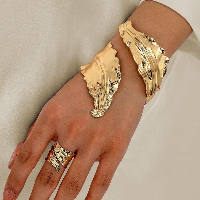 Wholesale Fashion bracelet niche irregular open alloy bangle and ring set
