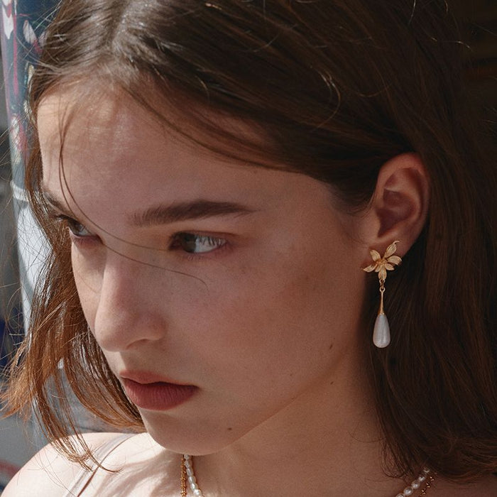 Wholesale Original niche flower imitation pearl earrings with silver needles, light luxury, high-end feel, niche design, retro earrings